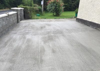 Concrete yard / driveway beside a house